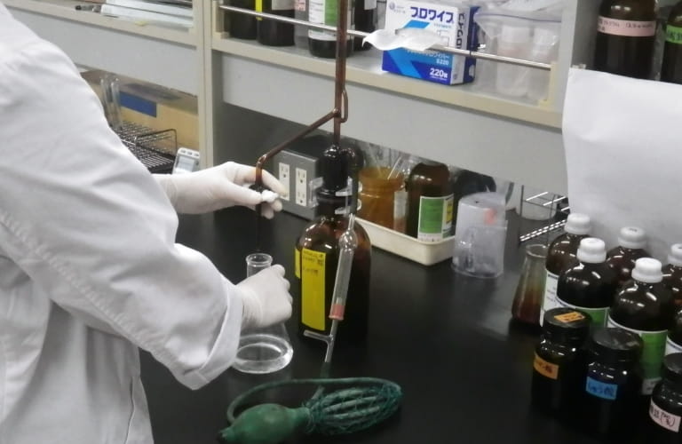 実験室で薬品を取り扱っている研究員のクローズアップショット